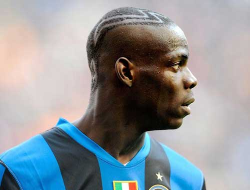 Balotelli lại khoe tóc quái dị - 5