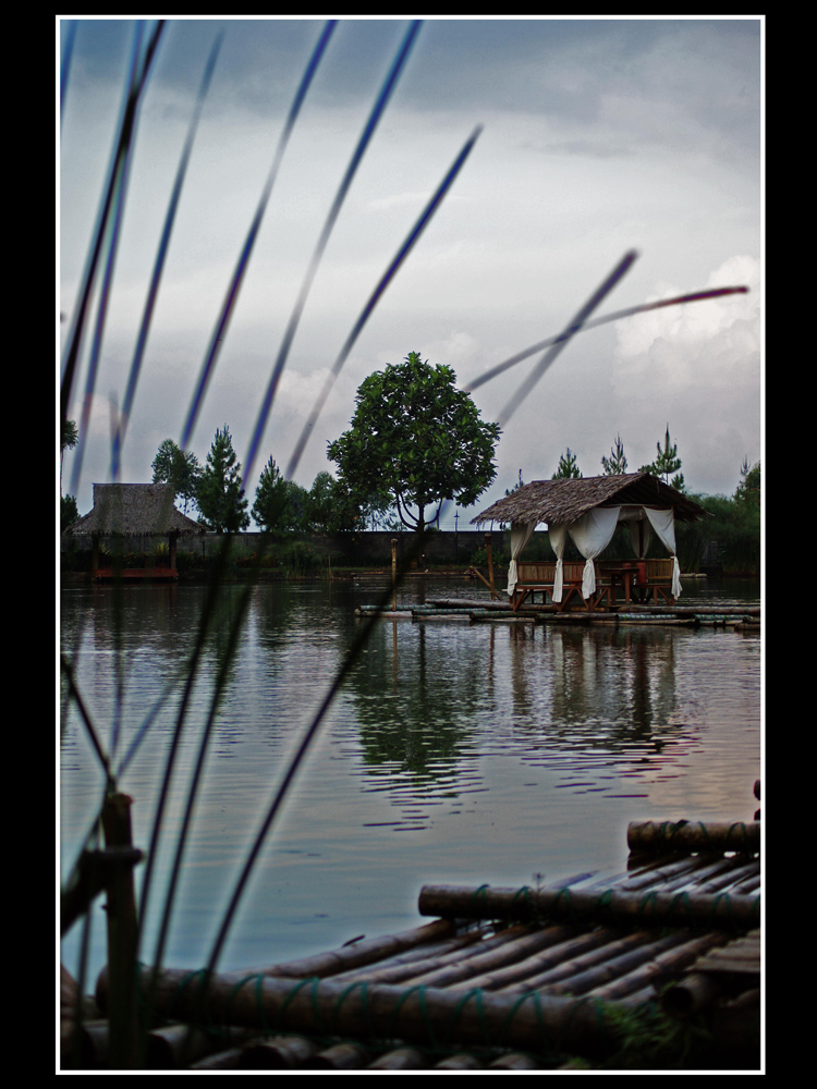 Kampung Sampireun là ngôi làng ở Garut, Indonesia.
