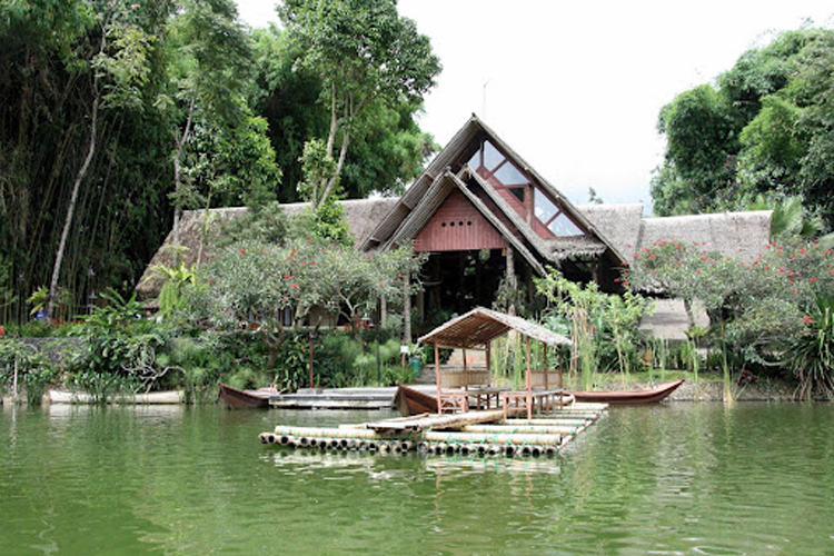 Kampung Sampireun nằm yên bình giữa rừng tre và dừa.