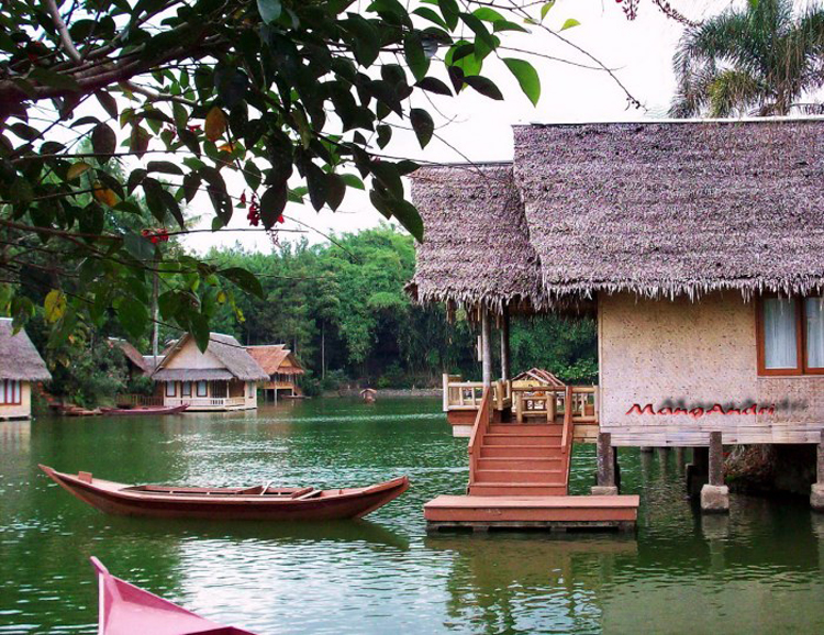 Ở Kampung Sampireun du khách có cảm giác như đang sống trên hòn đảo đầy riêng tư.