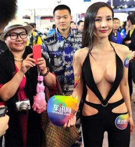 Top bộ cánh đáng hổ thẹn nhất tháng 4 - 2