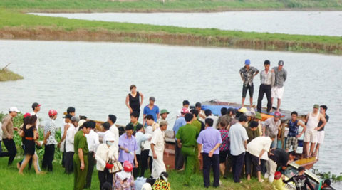 Taxi lật xuống sông, 5 người chết thảm - 1