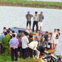 Tin tức trong ngày - Taxi lật xuống sông, 5 người chết thảm