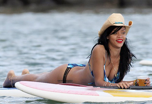 Rihanna khoe dáng nuột, Jessica sinh con gái - 6