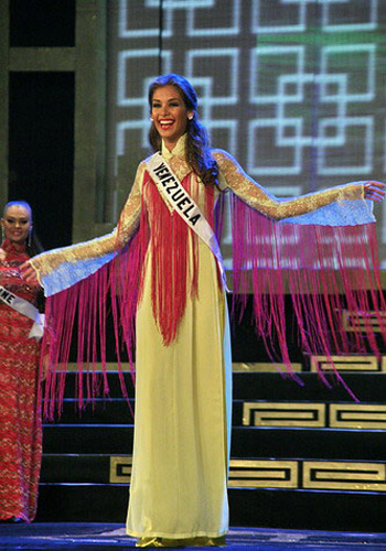 Sao ngoại trải nghiệm sức hút với áo dài - 28