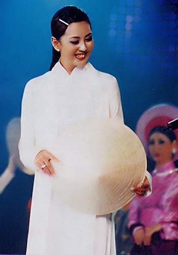 Sao ngoại trải nghiệm sức hút với áo dài - 19