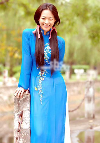 Sao ngoại trải nghiệm sức hút với áo dài - 8