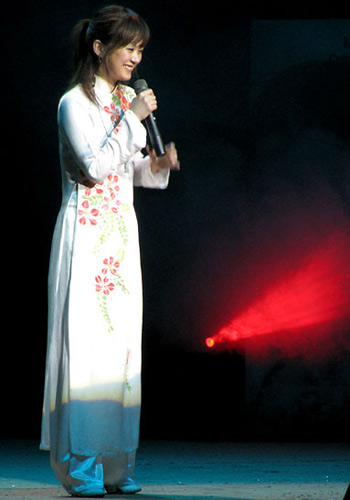 Sao ngoại trải nghiệm sức hút với áo dài - 6