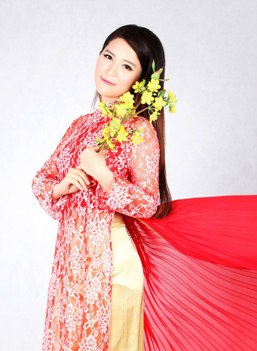 Sao ngoại trải nghiệm sức hút với áo dài - 3