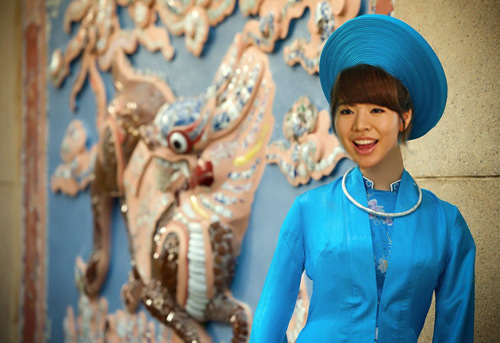 Sao ngoại trải nghiệm sức hút với áo dài - 9