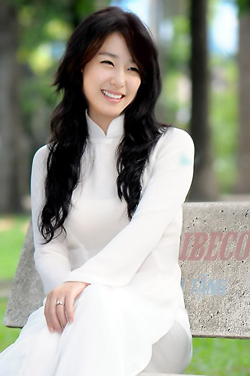 Sao ngoại trải nghiệm sức hút với áo dài - 10