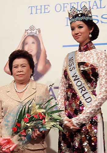 Sao ngoại trải nghiệm sức hút với áo dài - 23