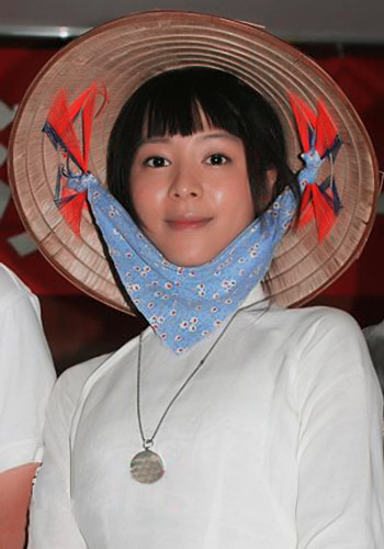 Sao ngoại trải nghiệm sức hút với áo dài - 13