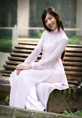 Sao ngoại trải nghiệm sức hút với áo dài - 14