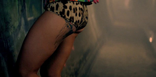 Vợ cũ Ashley Cole xăm lên vòng 3 - 1