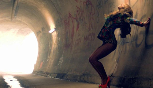 Vợ cũ Ashley Cole xăm lên vòng 3 - 2