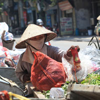 Tin tức trong ngày - Chùm ảnh: Nhễ nhại mưu sinh trong "chảo lửa"