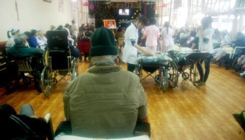 Dở khóc dở cười khi các cụ hóa… trẻ con - 2