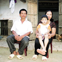 Tin tức trong ngày - Xót cảnh gia đình bệnh nhân "ma cà rồng"