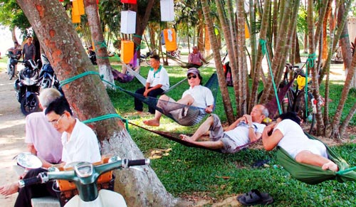 Dầm sông, chui vào núi để trốn nóng - 4