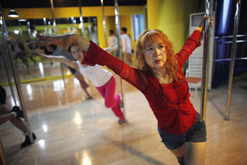 Cụ bà 60 làm giáo viên dạy múa cột - 3