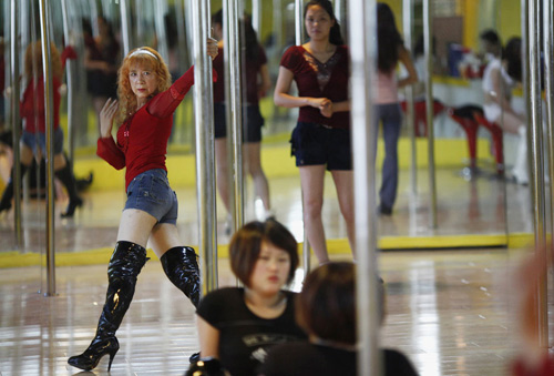 Cụ bà 60 làm giáo viên dạy múa cột - 4