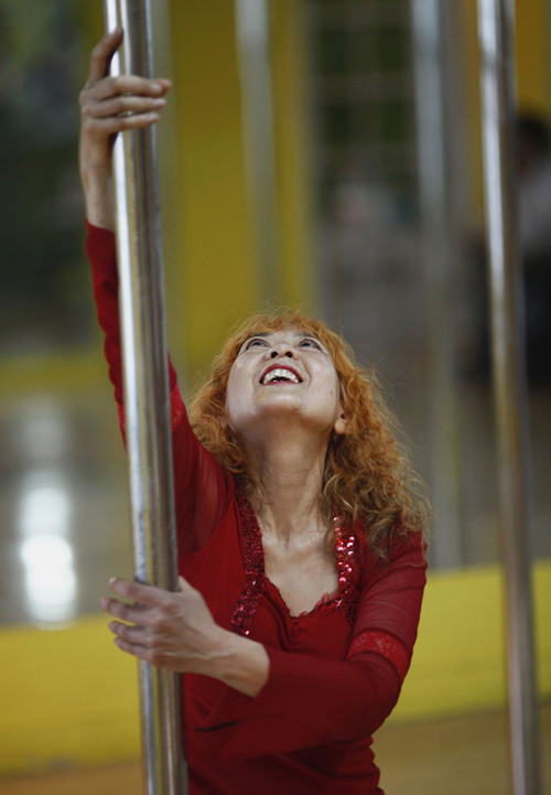 Cụ bà 60 làm giáo viên dạy múa cột - 6