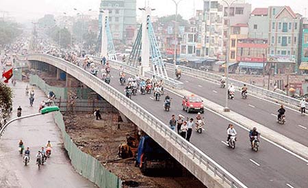 Cầu vượt nhẹ “tố” sai lầm quy hoạch của HN? - 2