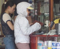 Sức khỏe đời sống - Nguy cơ viêm da do kem chống nắng