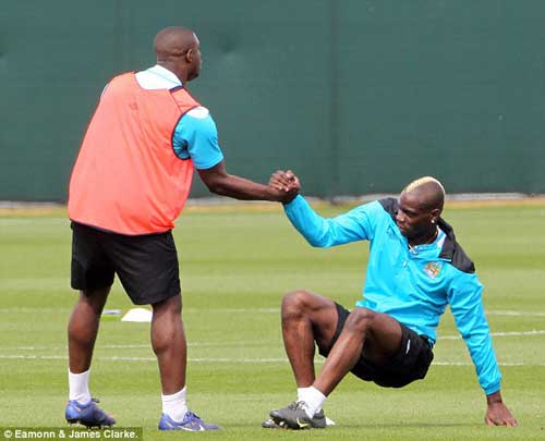 Phòng thay đồ Man City: Bỗng dưng…đoàn kết - 2