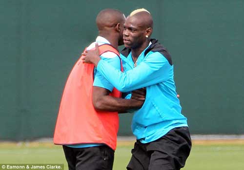 Phòng thay đồ Man City: Bỗng dưng…đoàn kết - 3