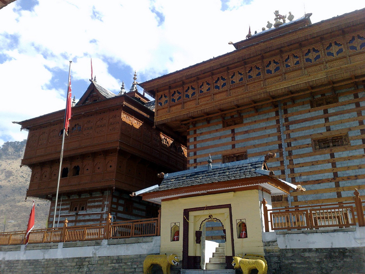 Thị trấn nổi tiếng với đền Bhimakali tuyệt đẹp.