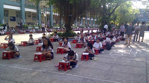 Hơn 500 học sinh làm bài thi giữa trường - 1