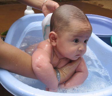 Những ngộ nhận khi tắm cho trẻ sơ sinh - 1