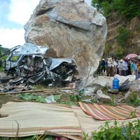Tin tức trong ngày - Đá khổng lồ đè chết 6 người