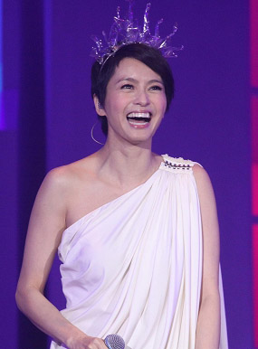 Sao nữ hôn bạn gái trước mặt chồng - 2