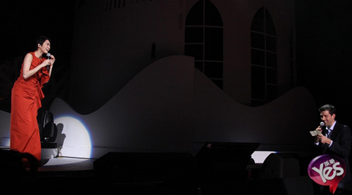 Sao nữ hôn bạn gái trước mặt chồng - 6