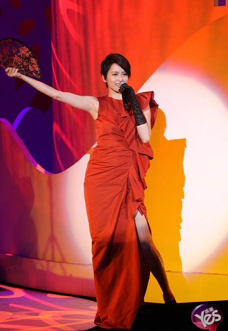 Sao nữ hôn bạn gái trước mặt chồng - 10