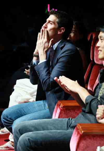 Sao nữ hôn bạn gái trước mặt chồng - 8