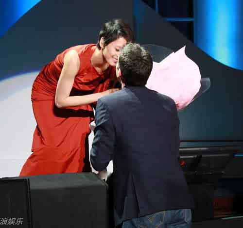 Sao nữ hôn bạn gái trước mặt chồng - 9