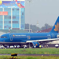 Tin tức trong ngày - Máy bay VNA gặp sự cố khi hạ cánh