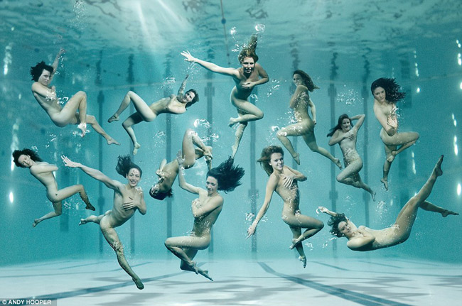 Vào tháng 3 năm ngoái, 12 nữ vận động viên bơi lội của Anh quốc rủ nhau cùng xuất hiện trong bộ ảnh nude đặc biệt dưới nước nhằm ủng hộ cho Olympic 2012.