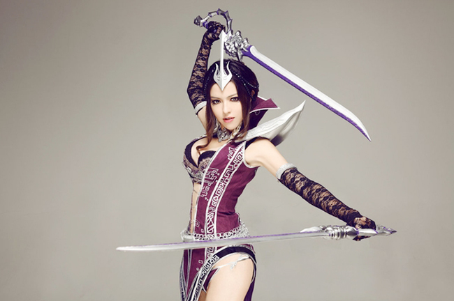 Witchblade là một trong 4 class chính của C9 Online - MMO đình đám Hàn Quốc một thời. Nữ nhân vật lạnh lùng này sử dụng năng lượng băng giá cùng với vẻ ngoài kiều diễm nên chiếm được cảm tình của gamer. Mới đây, bộ cosplay mới do coser NANA thể hiện dành cho Witchblade càng tỏ rõ điều đó.