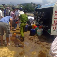 Tin tức trong ngày - Lật xe chở xăng, dân lao vào "hôi của"