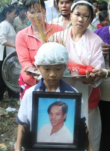 Vụ đá lở đè ô tô: Đại tang quê nghèo - 2