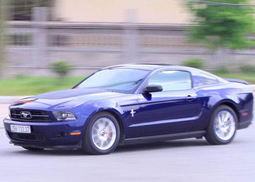 Xe 'cơ bắp' Mỹ giá gần 2 tỉ đồng tại Việt Nam - 2