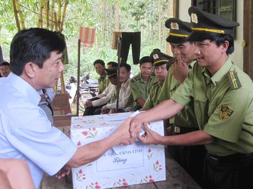 Thu giữ 5 phách gỗ sưa giá 10 tỉ đồng - 2