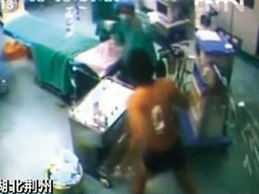 TQ: Bệnh nhân đang mổ vùng dậy đánh bác sỹ - 1
