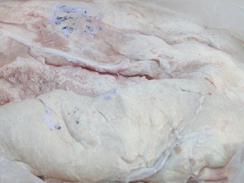 Bắt giữ xe tải chở gần 14 tấn thịt thối - 3