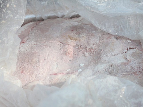 Bắt giữ xe tải chở gần 14 tấn thịt thối - 4